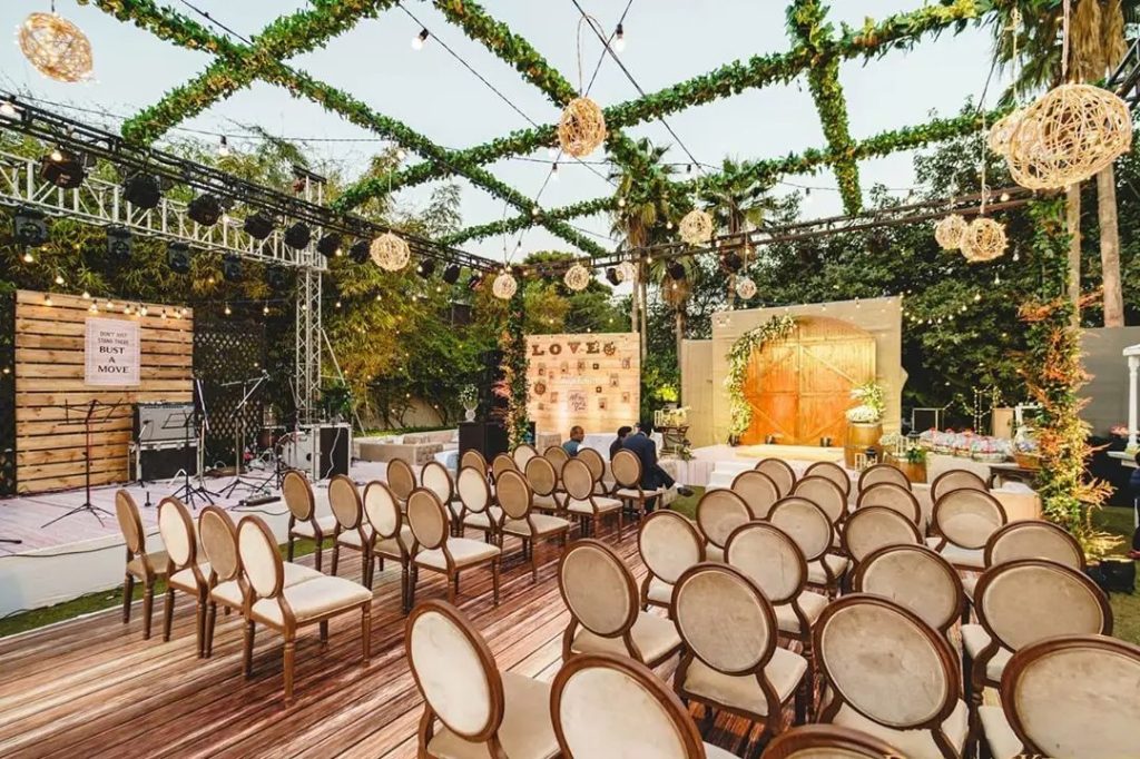 Low-seating Arrangements for the Wedding Couple