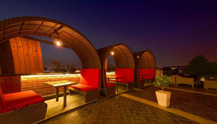 Uncultured Café and Bar, Kailash Colony