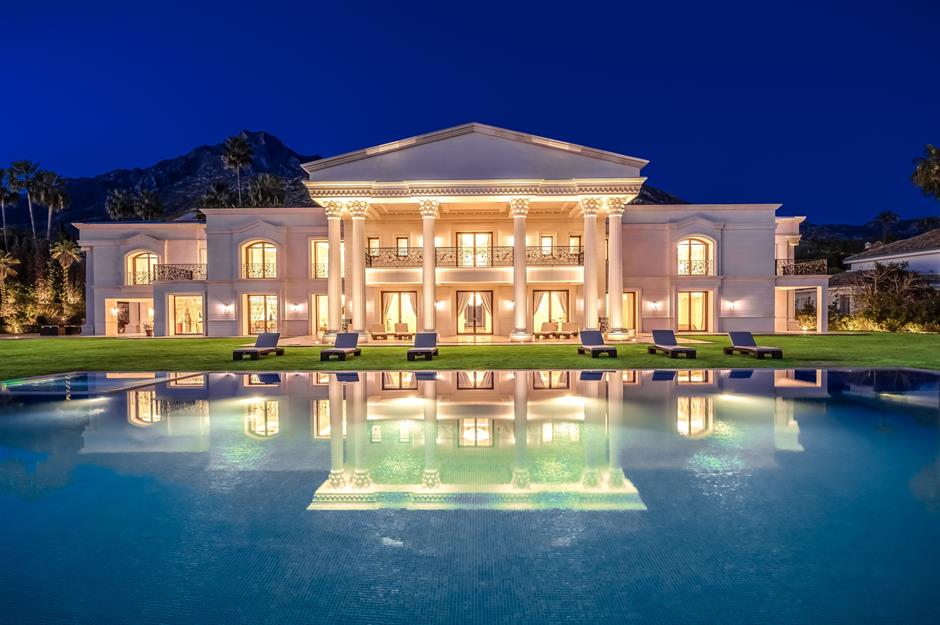 House 559 — Chic Red Bedroom + Jacuzzi Setup