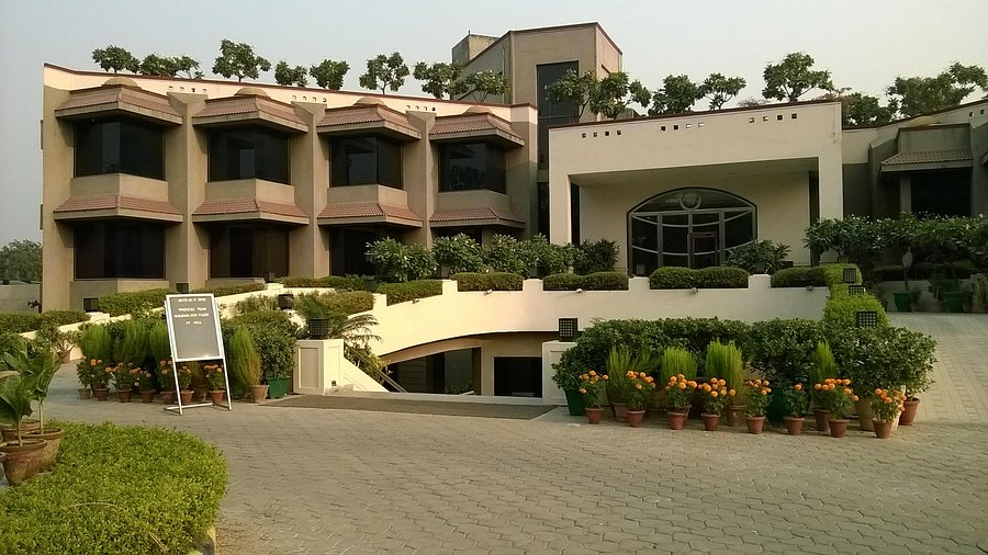 Why are Farmhouses the Best Choice for Holi Parties?