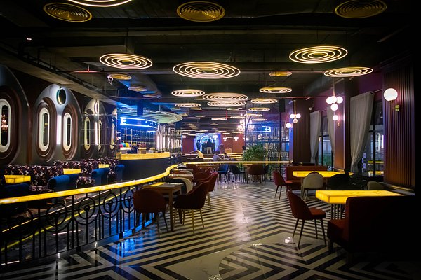 Pubs In Noida Sector 18 For Food, Drinks & Music