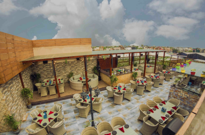 outdoor sitting arrangement at jazbaa rajouri garden