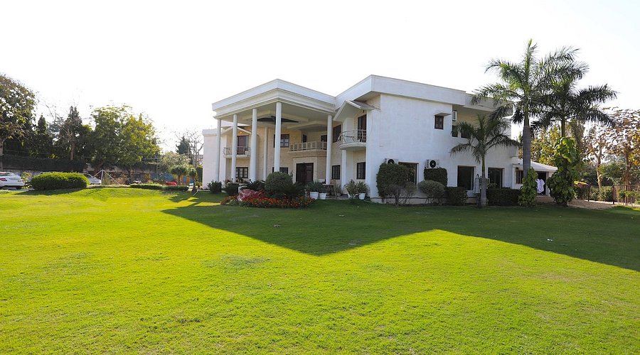 Brookwood Gardens, Ghitorni