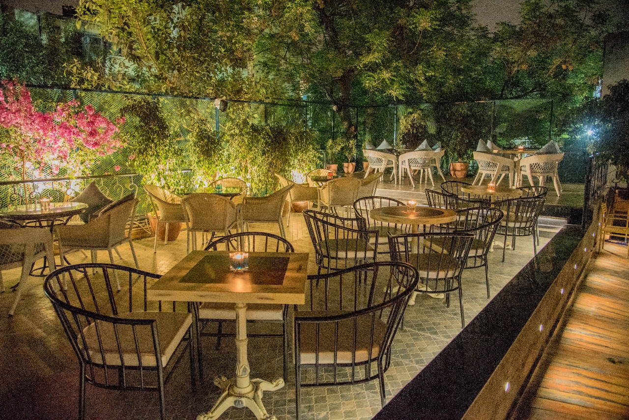 10 Ultimate Cafe & Restaurants in Hauz Khas | Places To Hangout