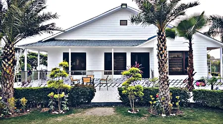 House 487 — Elegant, Warm & Perfect for Small Gatherings