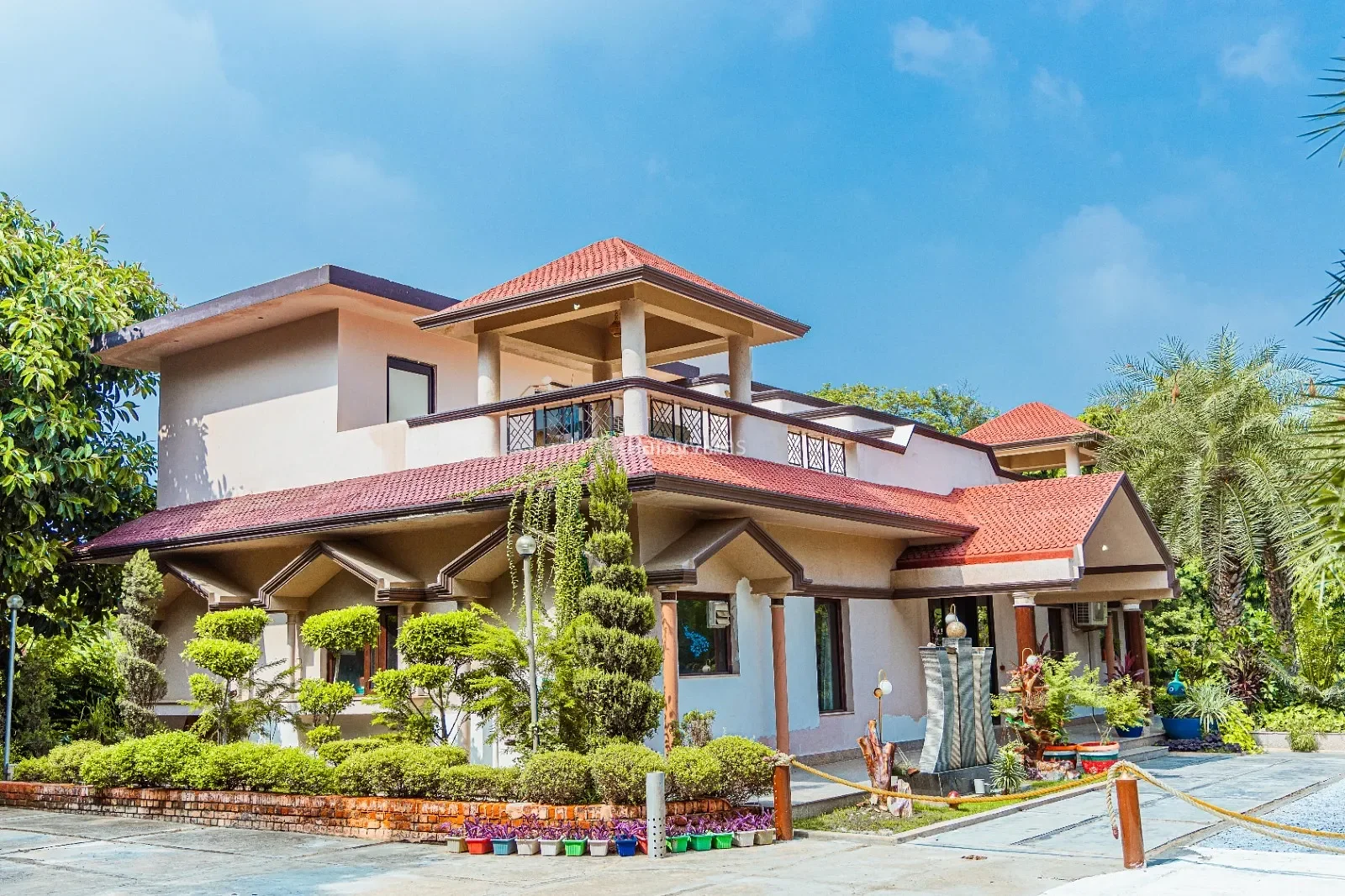 Best Luxury Villas in Faridabad with Pool for Party and Stay