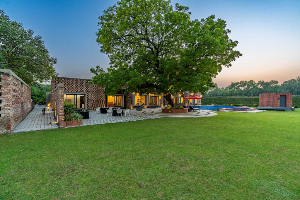 The Brick House with lawn best for Staycation 